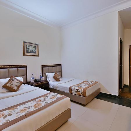 Family Spot Hotel Ню Делхи Екстериор снимка