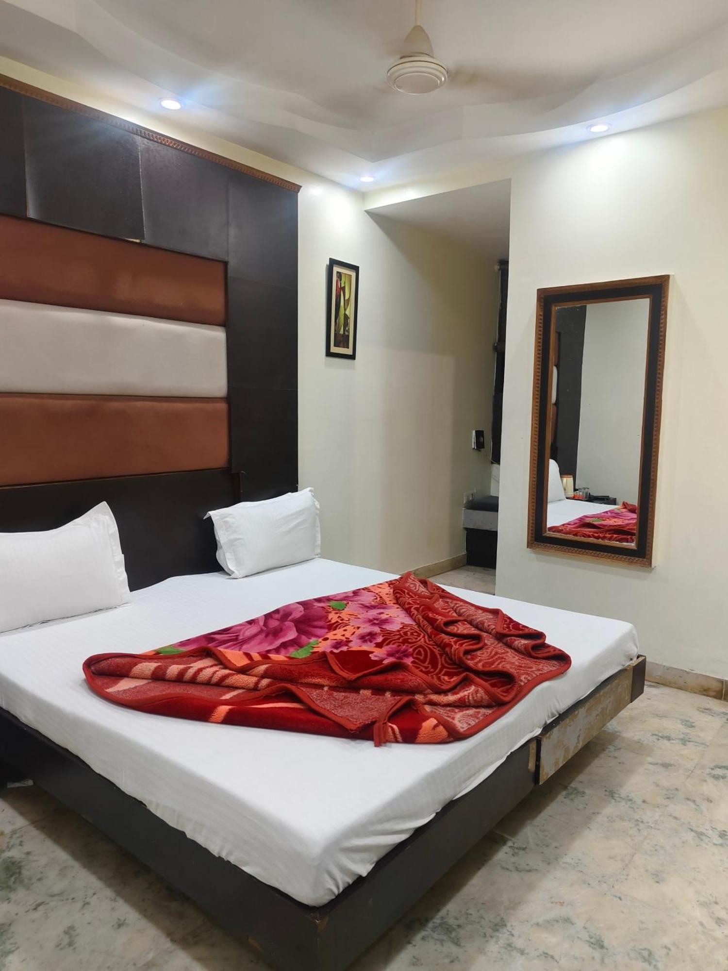 Family Spot Hotel Ню Делхи Екстериор снимка