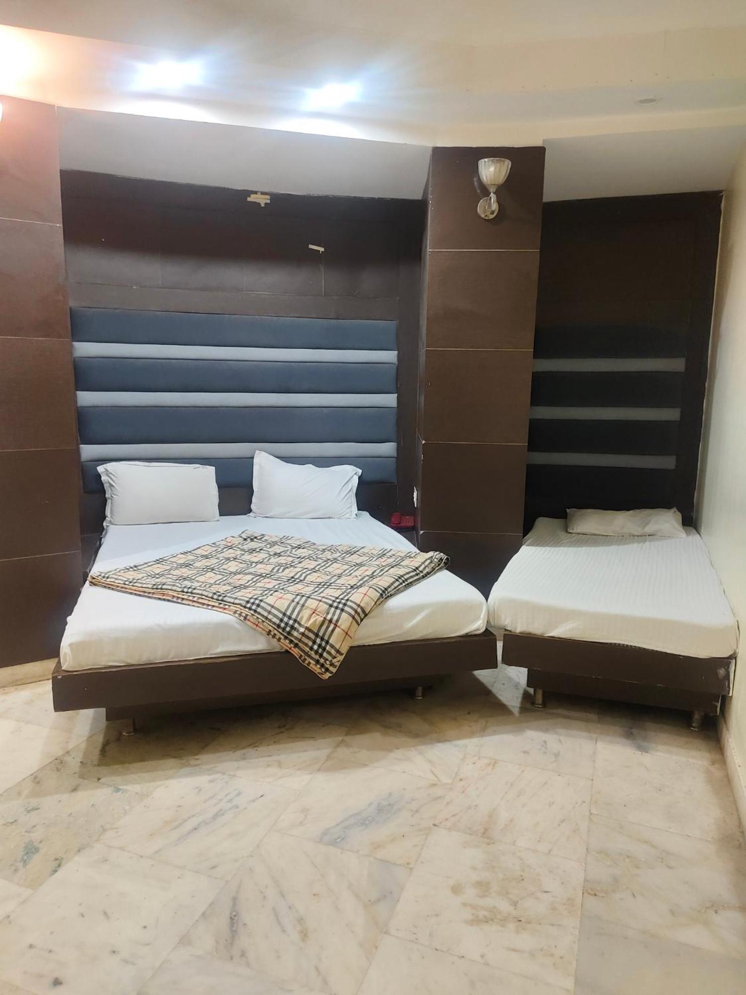 Family Spot Hotel Ню Делхи Екстериор снимка