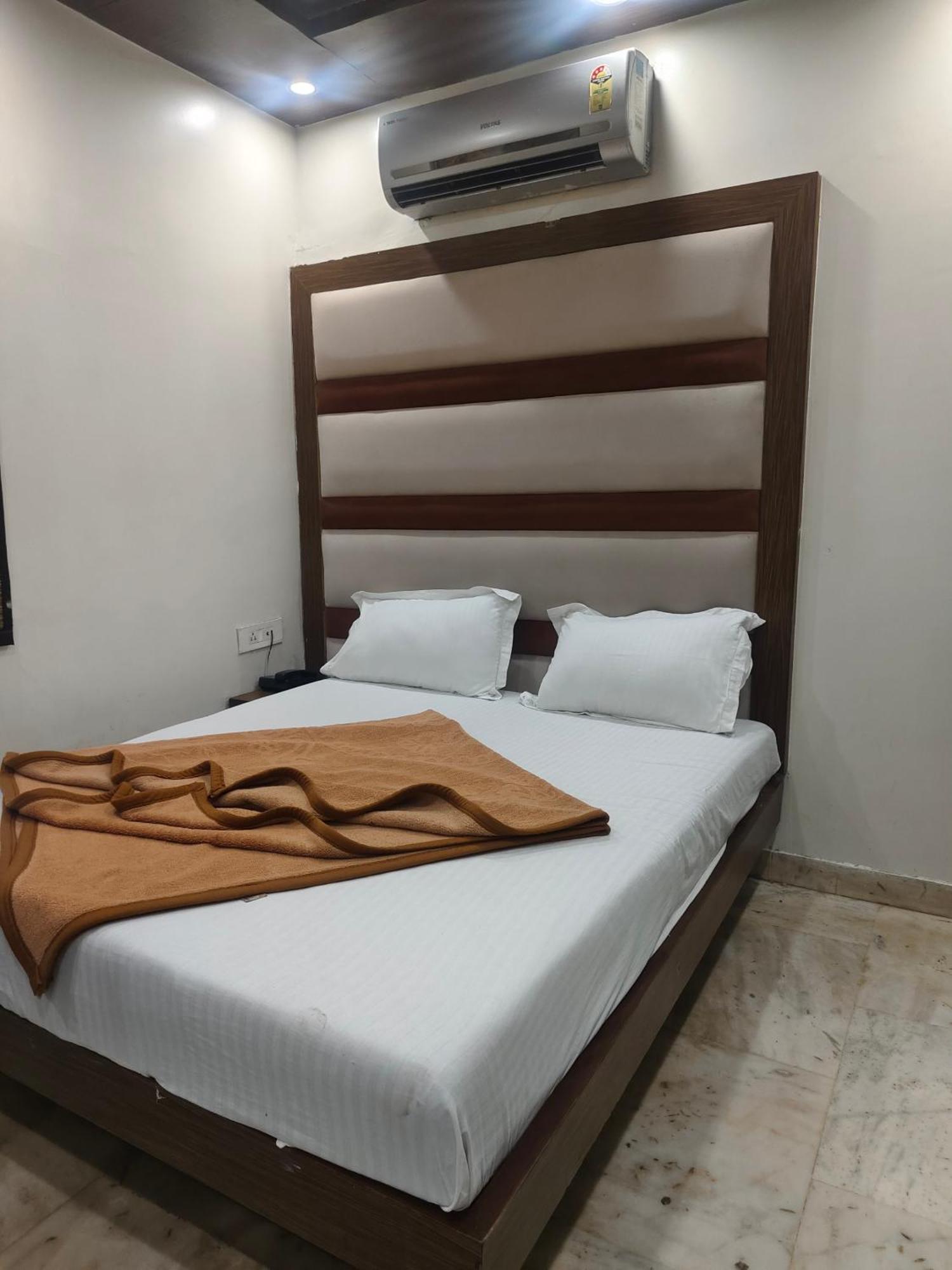 Family Spot Hotel Ню Делхи Екстериор снимка