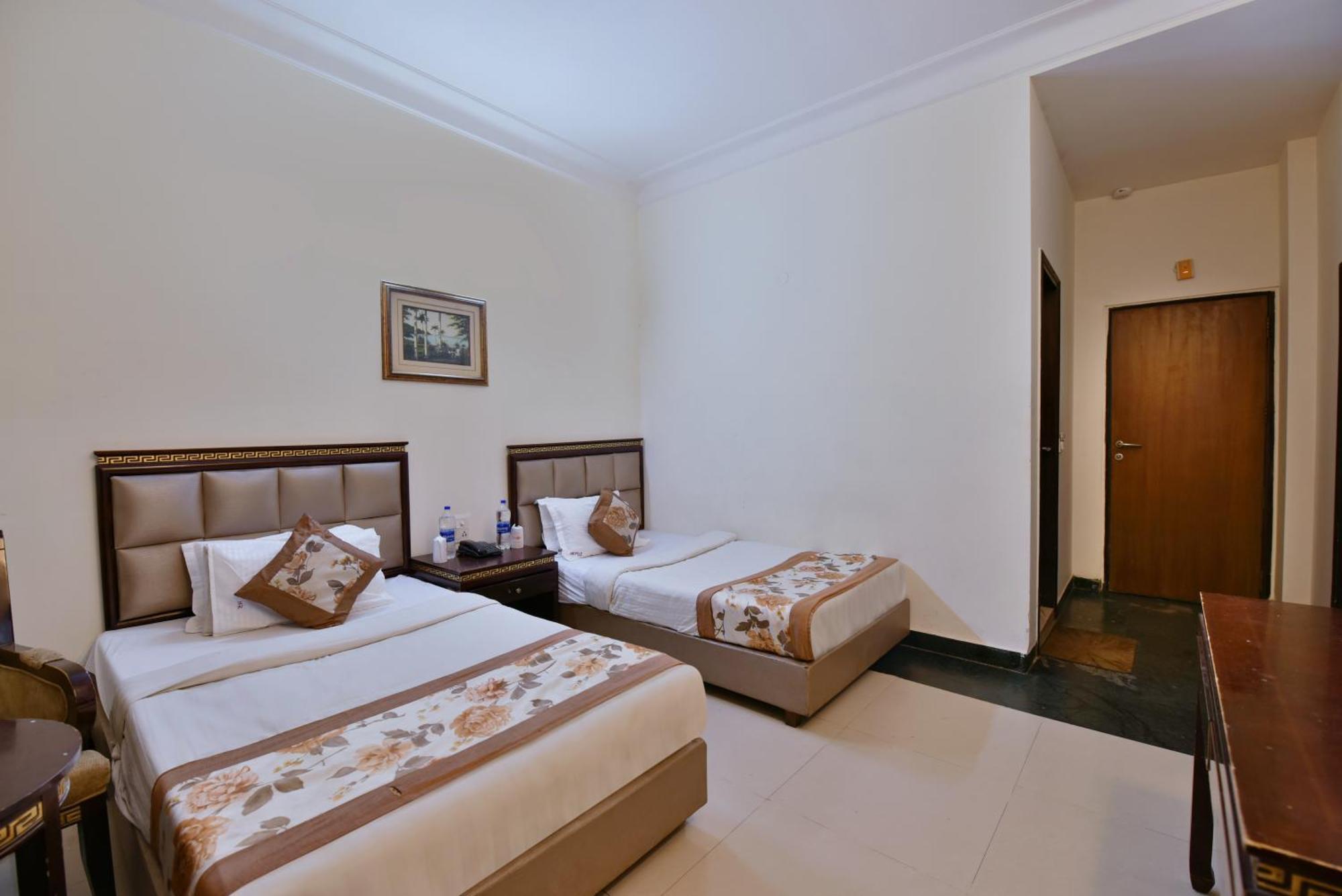 Family Spot Hotel Ню Делхи Екстериор снимка
