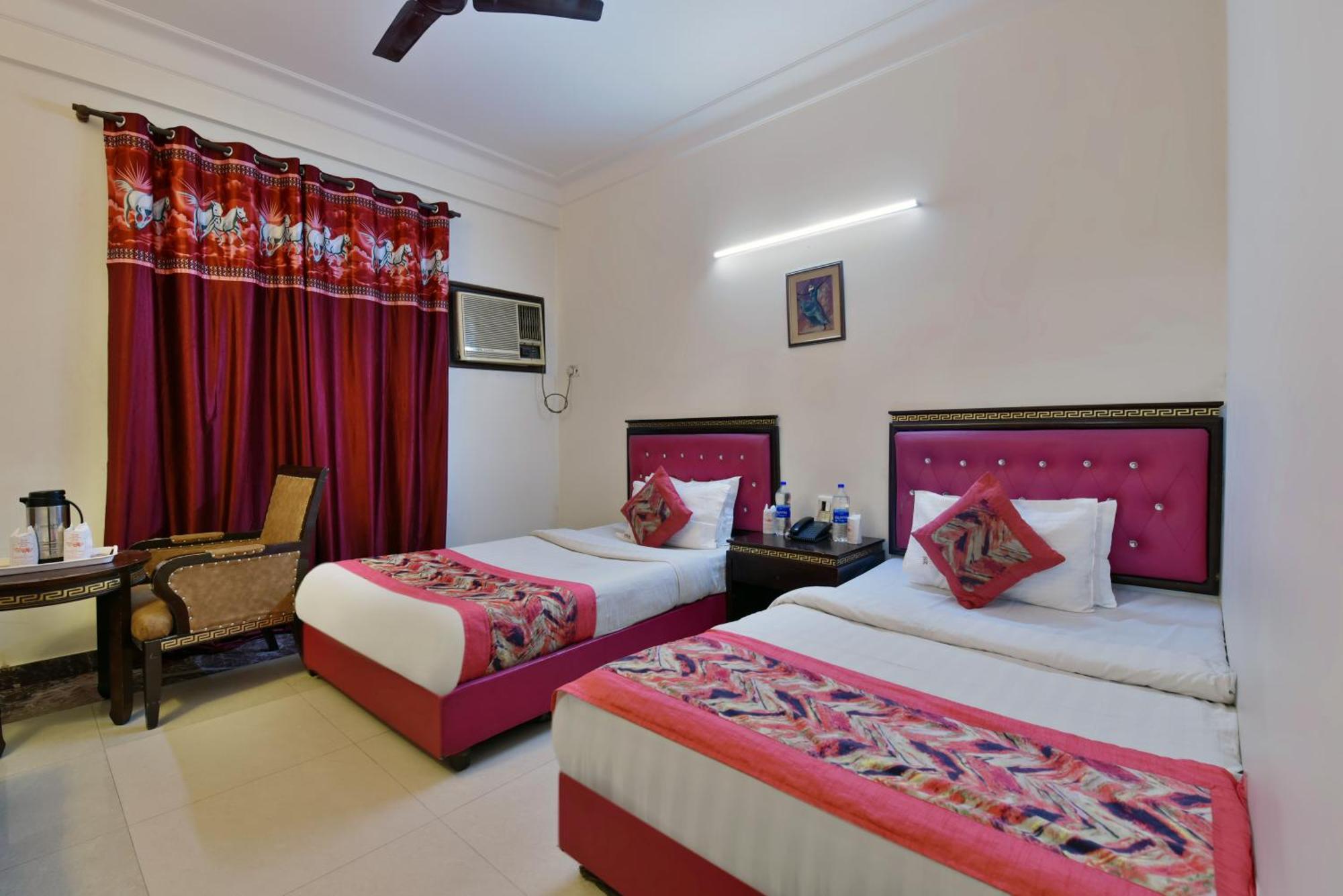 Family Spot Hotel Ню Делхи Екстериор снимка