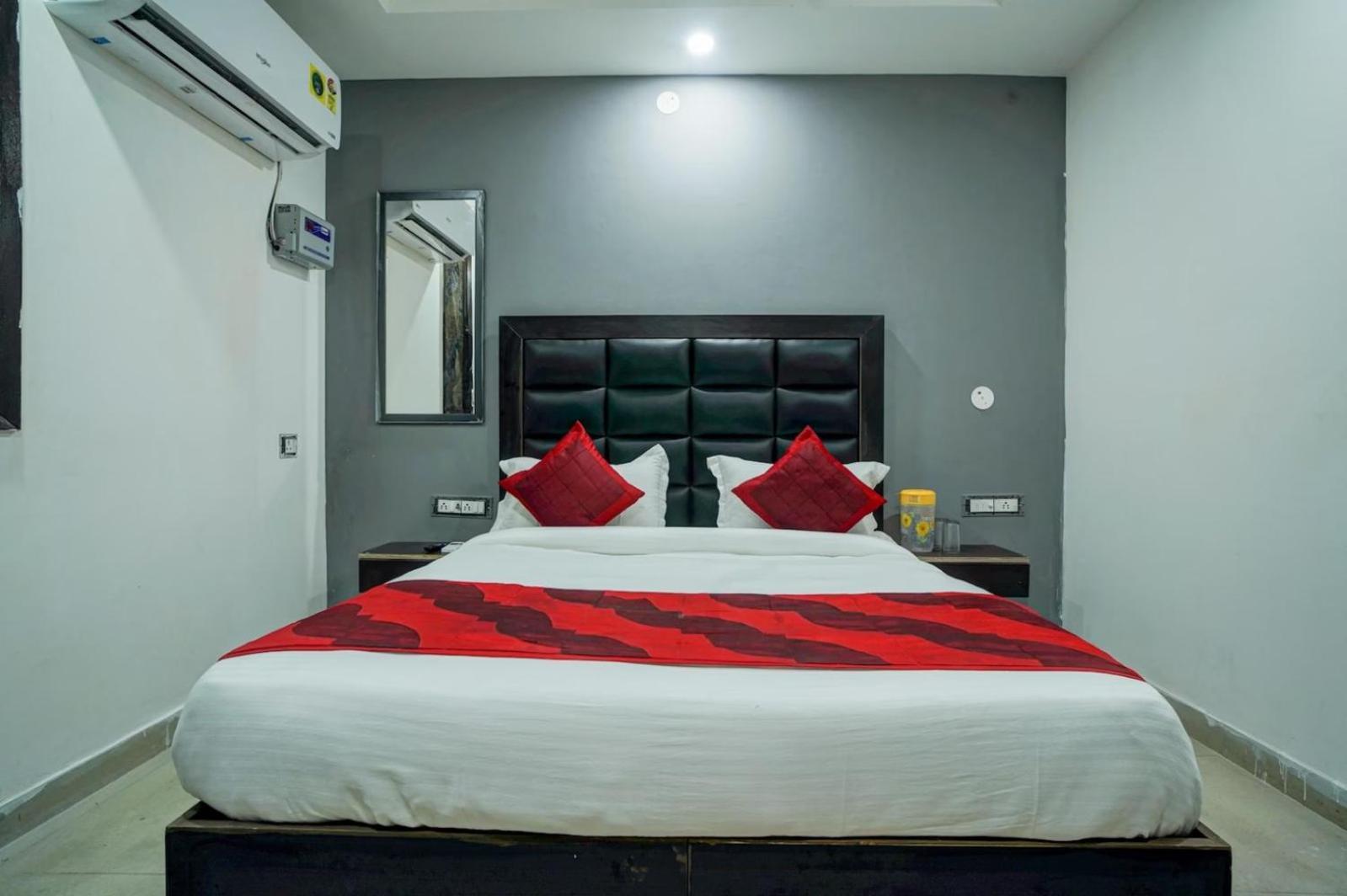 Family Spot Hotel Ню Делхи Екстериор снимка